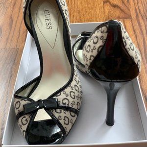 pumps black and beige peekaboo toe